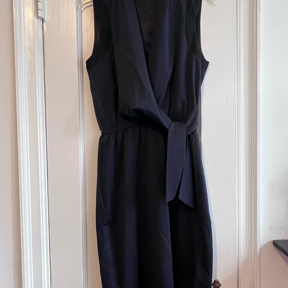 Elegant Tahari Navy Sleeveless Dress